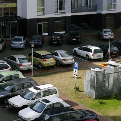 Daugiabučio kiemas, automobilių stovėjimo aikštelė, parkingas