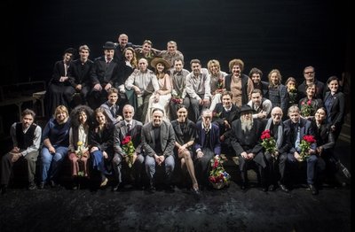 Scena iš J. Vachtangovo teatro spektaklio "Nusišypsok mums, Viešpatie"