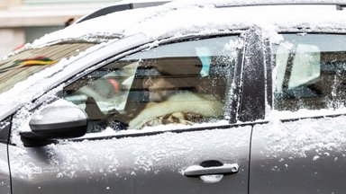 Tyrimas parodė lietuvių vairuotojų įpročius užklupus žiemai: paaiškėjo didžiausia klaida, kurią daro kelyje