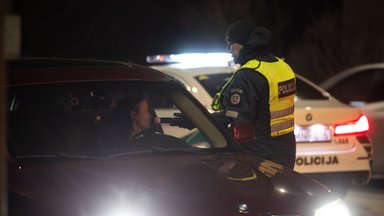 Vilkaviškio rajone kolegoms įkliuvo policininkas – vairavo automobilį būdamas girtas 