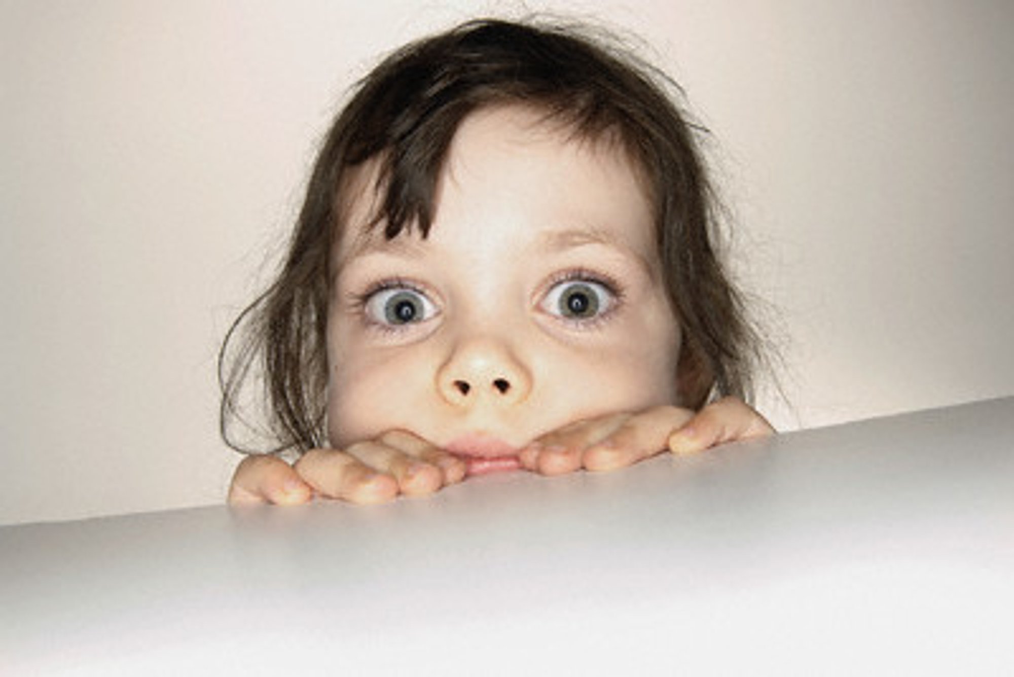 Испуганная девочка. Испуганные глаза ребенка. Испуг в 2 года. Эмоции для детей. Напуганный ребенок.