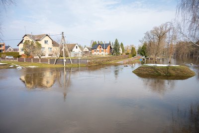 Išsiliejusios upės šiemet merkia pievas, tačiau gyventojų sodybų kol kas neskandina