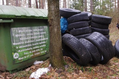 Nuo tokio vaizdo gali nusvirti rankos - padangomis nukrautas prašymas nešiukšllinti gamtoje 