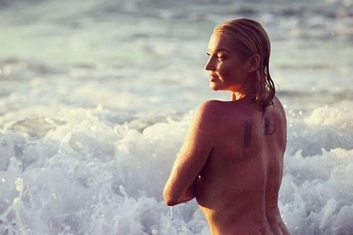 Шашты спортшылармен порно Ресейлік пикап суретшілерінің өзен жағасындағы видеосы