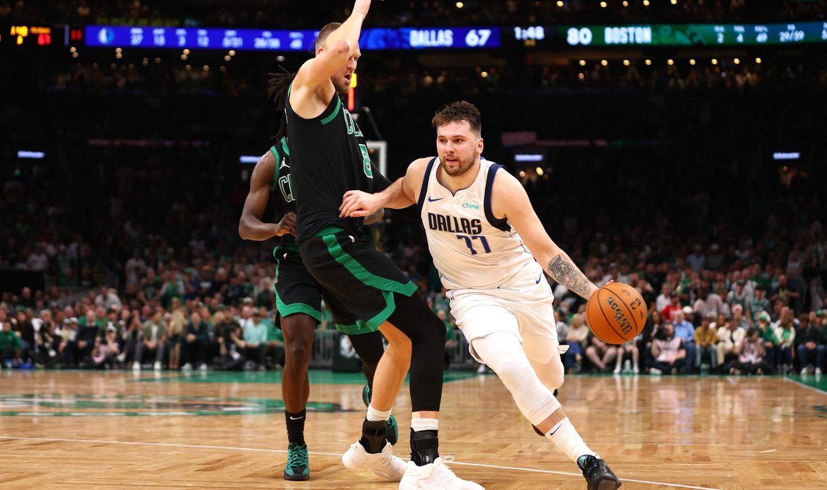 Luka  Dončičius veržiasi pro latvį Kristapą Porzingį, NBA finalo antrosios rungtynės