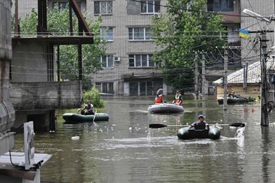 Žmonių gelbėjimas iš apsemto Chersono