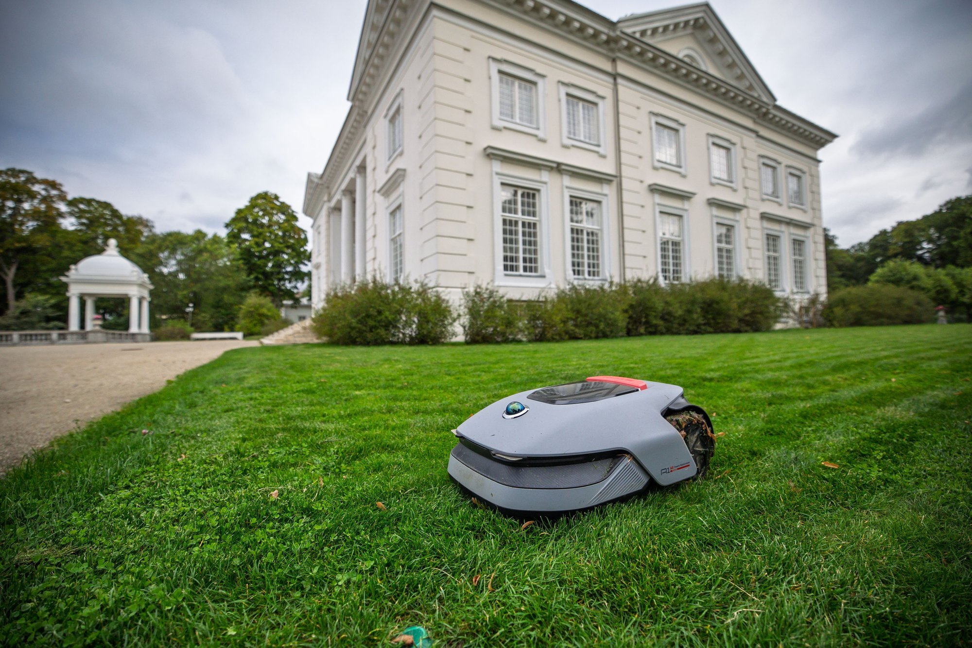 Užutrakio dvare dėmesio sulaukia ne tik išpuoselėta aplinka, bet ir tylusis darbininkas