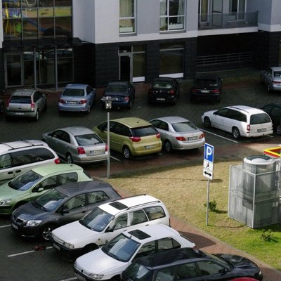 Daugiabučio kiemas, automobilių stovėjimo aikštelė, parkingas