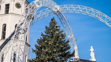 Prieš Vilniaus ir kitų miestų Kalėdų eglių įžiebimus – moters žinutė tautiečiams: nustokime skųstis