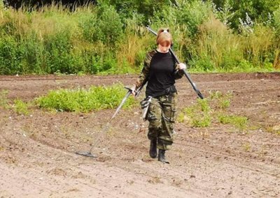 Tomos tėtis Giedrius Armonavičius yra įkūręs artefaktų ieškotojų klubą „Metalo broliai“, kurio veikloje aktyviai dalyvauja ir Toma.