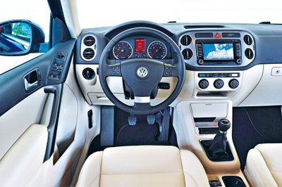 „Tiguan“ sportinės sėdynės yra „Sport&Style“ versijos standartinės įrangos dalis. Mums jos labai patiko – iki testo pabaigos išliko tokios pat stangrios. Deja, smėlio spalvos apmušalai greitai išsipurvino