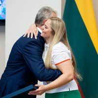 Prezidentūroje – vėliavnešės bučinys Nausėdai ir olimpinės rinktinės palydėtuvės į Paryžių