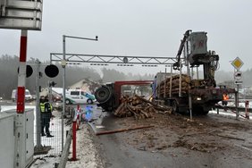 Prie geležinkelio pervažos Juodšiliuose apvirto miškavežio priekaba – ant kelio išsibarstė rąstai