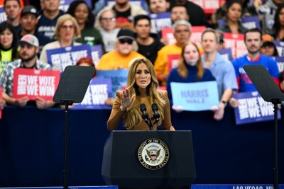 Donaldo Trumpo užgauta Jennifer Lopez emocingai kreipėsi į rinkėjus