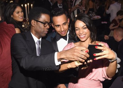 Lewisas Hamiltonas (centre) ir Rosario Dawson