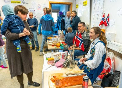 Norvegijoje vaikams prieš šventes tradiciškai organizuojamos kalėdinės dirbtuvėlės, kurių metu kiekvienas mokinys gamina dovanas savo šeimai