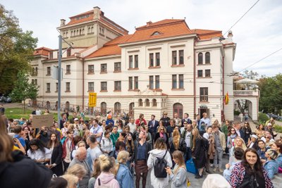 Susirinkimas prieš devynių medžių iškirtimą