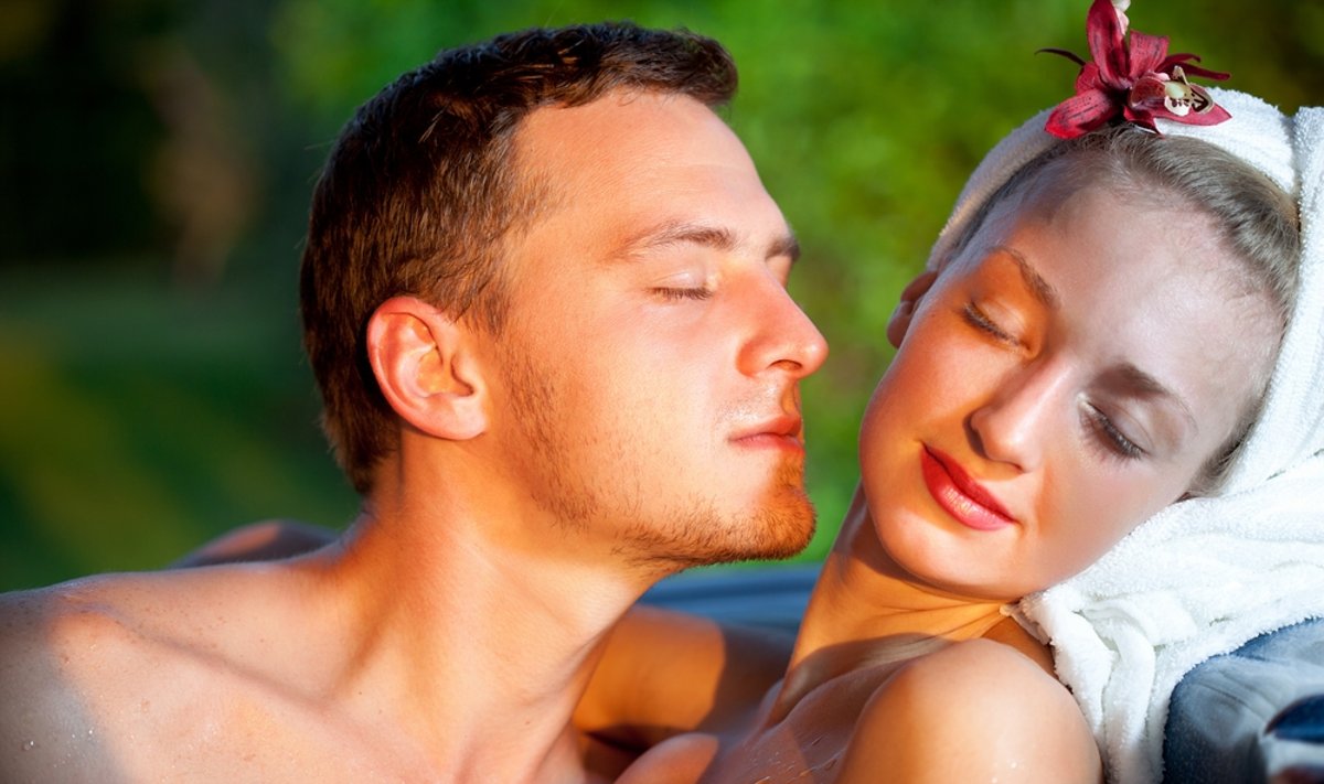 Студенттік өмірге жыныстық бастама Ламия онымен жыныстық қатынасқа түседі