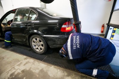 Parodė, kaip sumažino dūmingumą BMW, kuris vos įveikė techninę apžiūrą