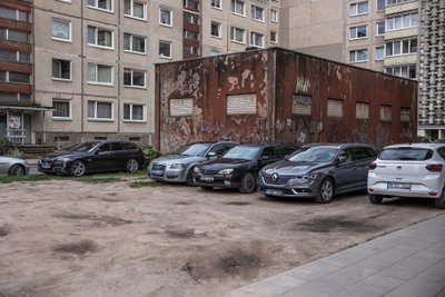 Automobiliai daugiabučių kiemuose