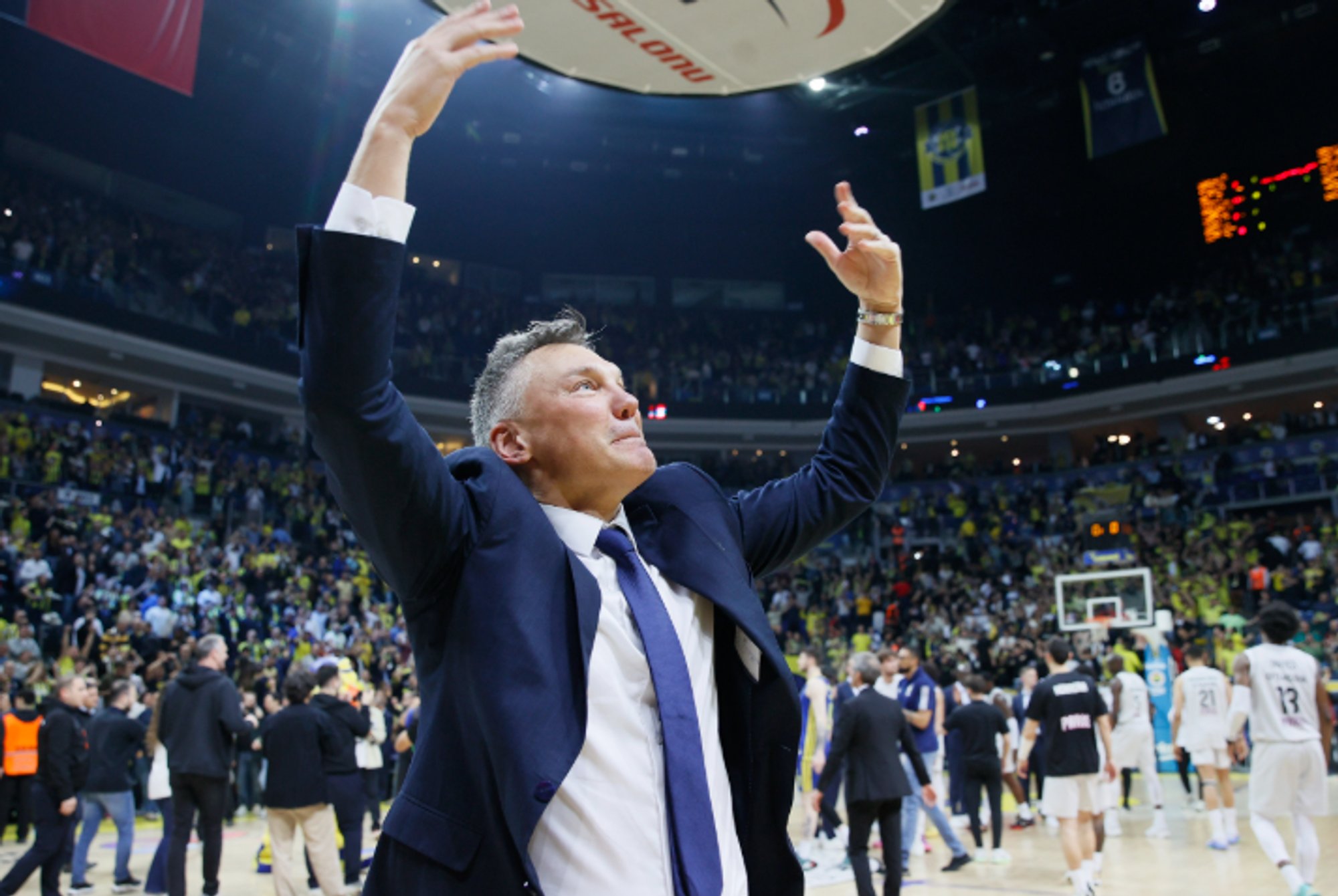 Third Straight Turkish Title for Jasikevičius's Fenerbahçe; Coach Urges Fans to Hit the Beach