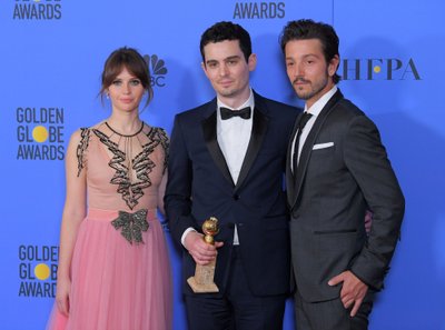 Damienas Chazelle'as (viduryje) kartu su Felicity Jones ir Diego Luna