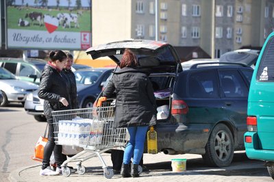 Lietuviai šluoja Suvalkų parduotuves