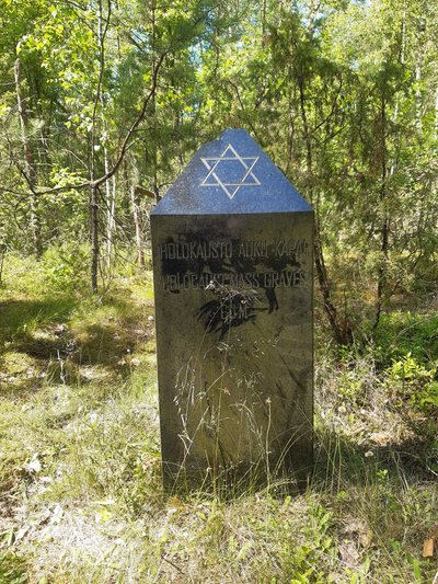 Išniekintas masinės žydų kapavietės memorialas