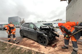 Vilniuje VW rėžėsi į sunkvežimį, vienas vairuotojų prarado sąmonę