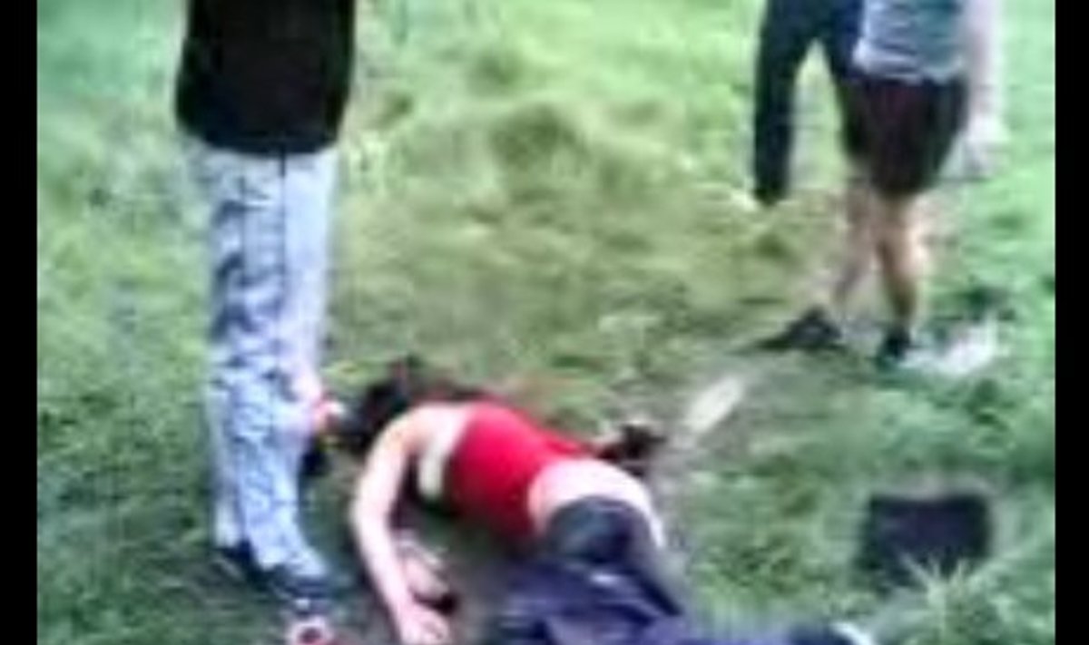 раздели пьяную , раздевая и избивая пьяную девушку - Delfi RU