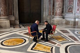 CNN sužinojo, kaip suorganizuotas Trumpo ir Zelenskio susitikimas Vatikane