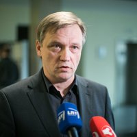 Seime signataras Vaišvila apsaugos darbuotojų buvo išprašytas iš posėdžių salės
