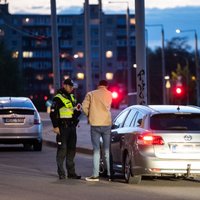 Naktinis reidas Vilniuje: evakuatoriai vos spėjo vežti sulaikytus automobilius