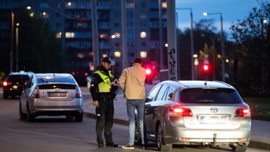 Naktinis reidas Vilniuje: evakuatoriai vos spėjo vežti sulaikytus automobilius