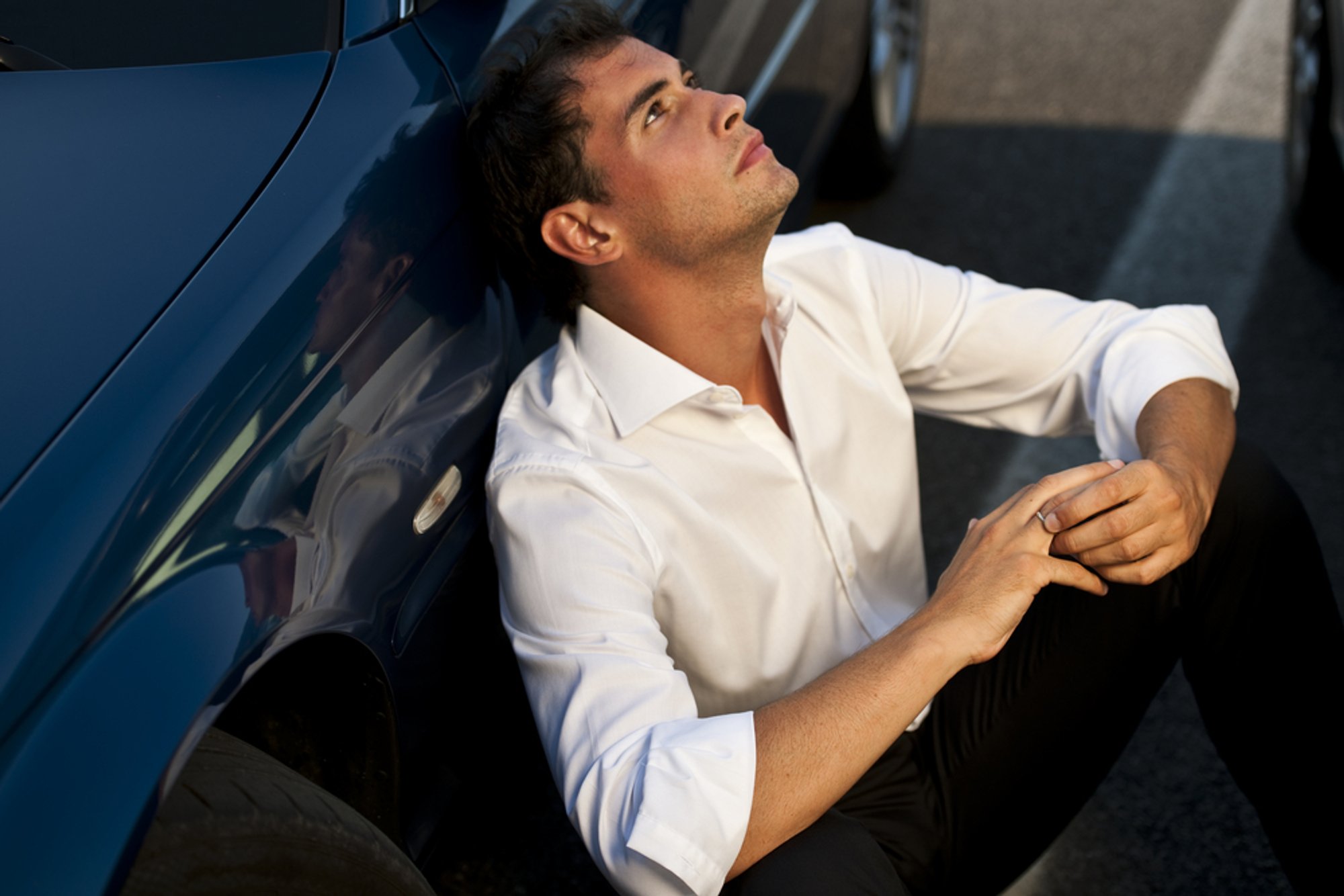 Мужчина шлет видео. Мужик путешествует с котом. Довольный человек с телефоном. Холодный парень. Парень с телефоном.