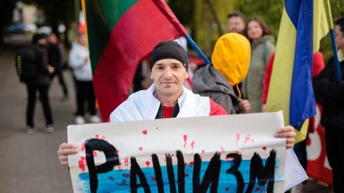 Prie Rusijos ambasados Vilniuje susirinko būrys protestuotojų: rusizmas lygus fašizmui