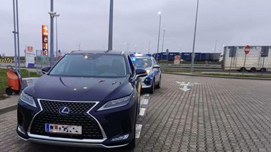 Lenkijoje sulaikytas girtas lietuvis, įtariamas Austrijoje pavogęs „Lexus“