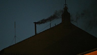 Iš Siksto koplyčios kamino pasirodė pirmieji juodi dūmai
