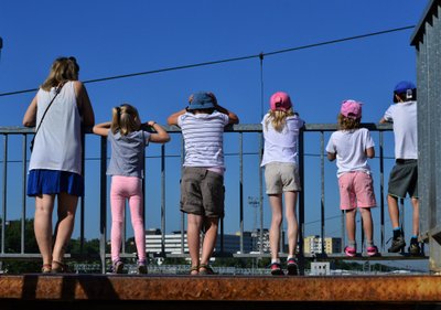 Su vaikais stebime traukinius, prieš išvyką į Nidą