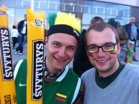 Rytis Vitkauskas ir Viktoras Jucikas krepšinio čempionato metu