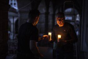 Po masinio elektros dingimo – pamoka ispanams: reikia žvakių, grynųjų ir radijo imtuvų