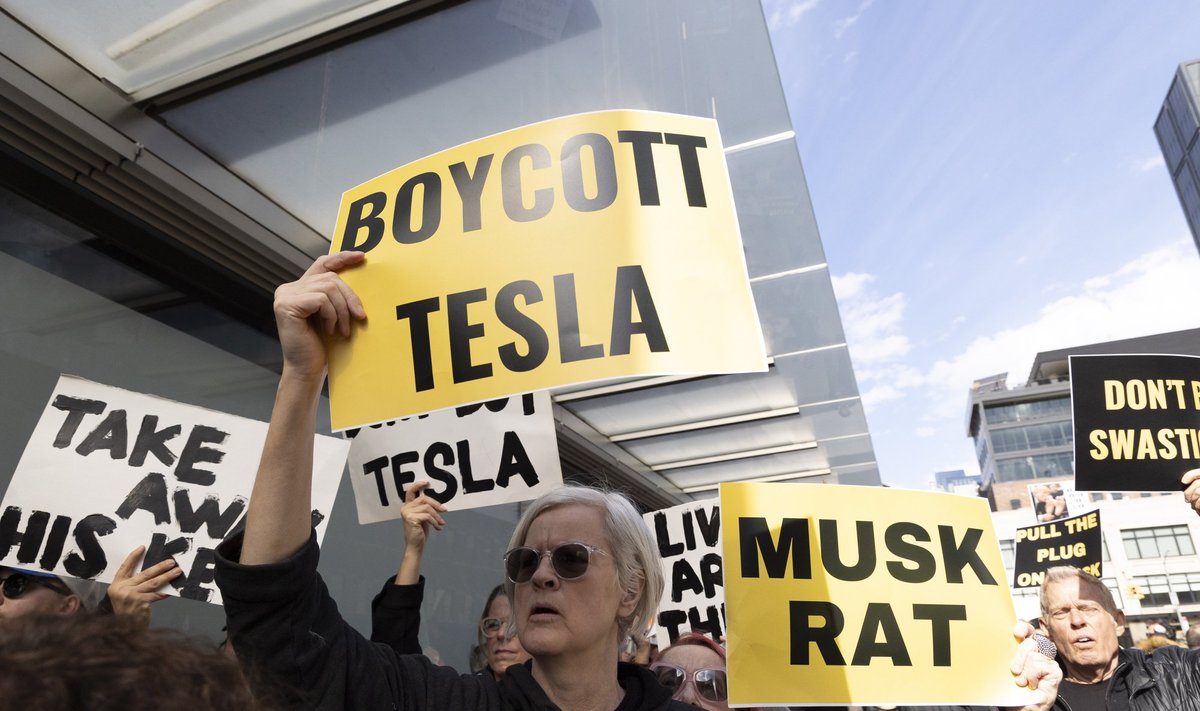 Protestas prie „Tesla“ parduotuvės JAV