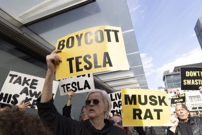 Protestas prie „Tesla“ parduotuvės JAV