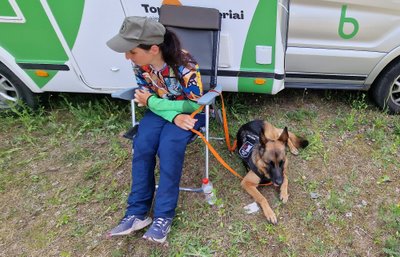 Cerebrinį paralyžių turinti Ajana užbaigė žygį su ramentais. 