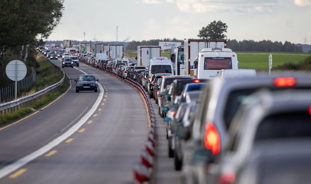 Automobilių spūstys Vilnius - Kaunas kelyje