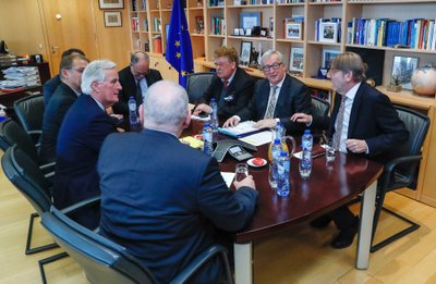 Guy Verhofstadtas, Michelis Barnier, Jeanas Claude'as Junckeris