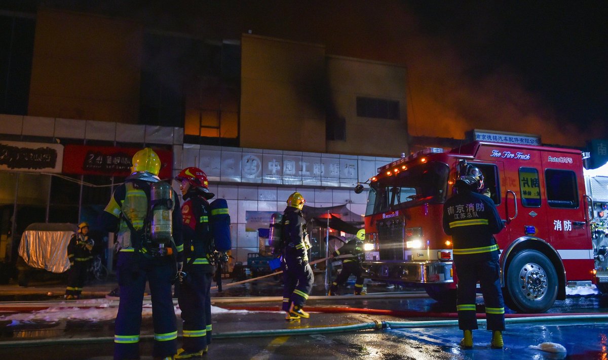 Per gaisrą Kinijos prekybos centre žuvo mažiausiai šeši žmonės