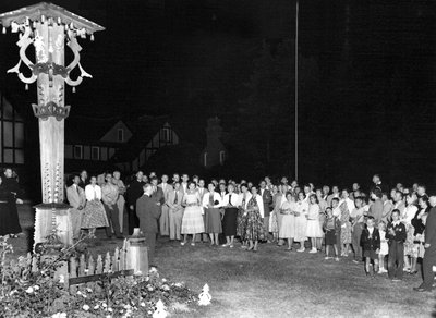 LFB studijų savaitė Kennebunkporte, Maine valstijoje. Partizanų pagerbimo vakaras prie pranciškonų vienuolyno. Kalba prof. Juozas brazaitis. 1958 m. Iš knygos „Ugninis stulpas“, V. Maželio nuotr.