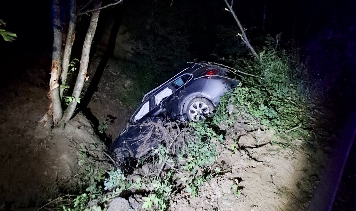 Kaune nuo šlaito nuvažiavo automobilis