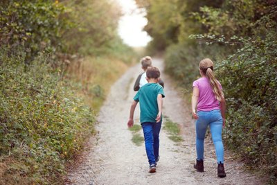 Jei šlaunikauliai lieka susukti į vidų, kojų deformacija išlieka kaip 3–4 metų vaiko, tad 14–16-mečiams tai gali tapti kelių, klubų skausmų priežastimi.